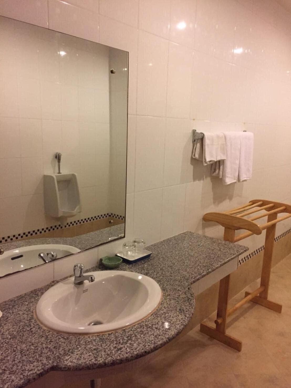 KP hotel Kumphawapi Buitenkant foto