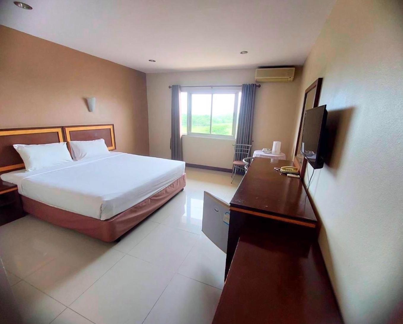 KP hotel Kumphawapi Buitenkant foto